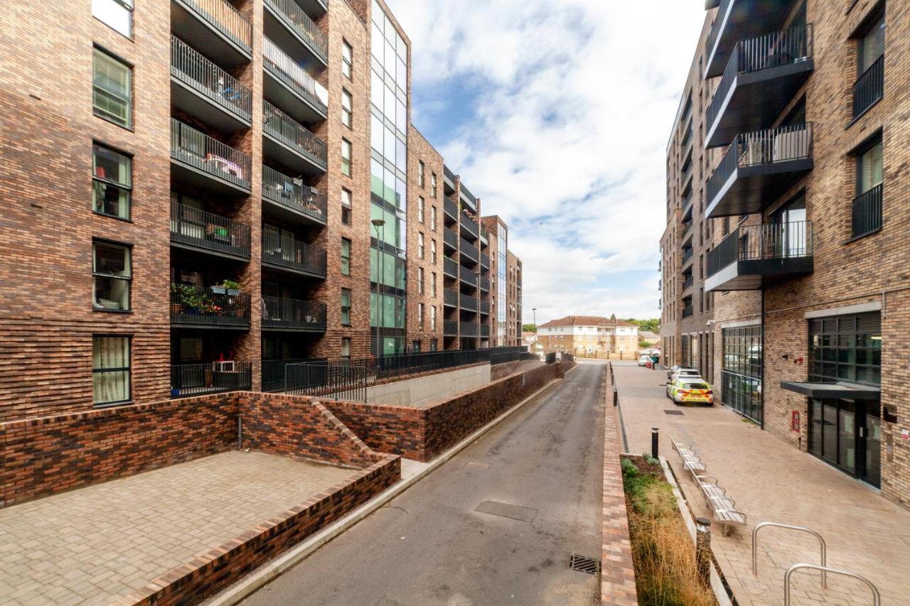Private Double Bd With Optional Balcony, 15 Mins To London Cc Apartment Bagian luar foto